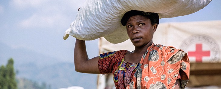 A woman carries a sack of seed that was distributed by the ICRC to displaced persons in South Kivu, Democratic Republic of Congo. © Alyona Synenko/ICRC