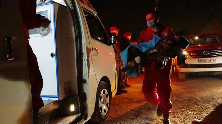 A severely ill child is evacuated by Syrian Arab Red Crescent during a joint aid operation with ICRC in Moademiyeh, Syria. Pawel Krzysiek/ICRC