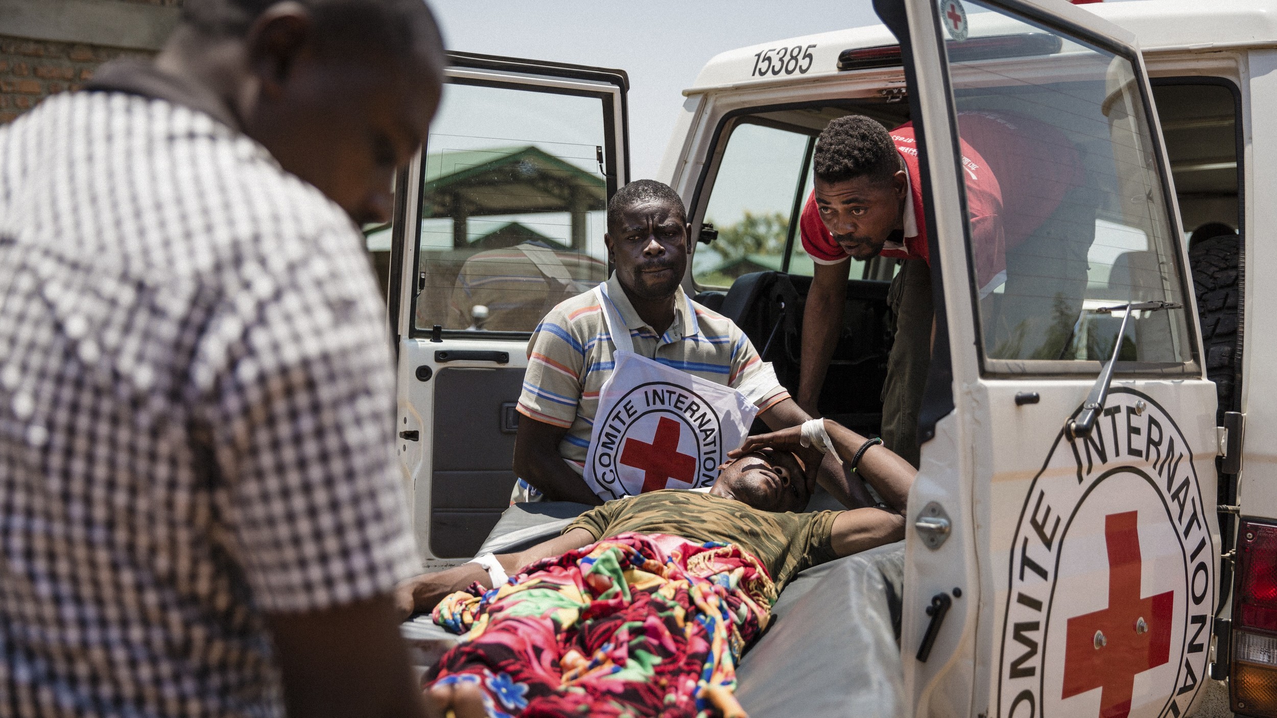 South Kivu, Democratic Republic of the Congo. The ICRC evacuates a wounded soldier during military operations. ©SYNENKO, Alyona/ICRC