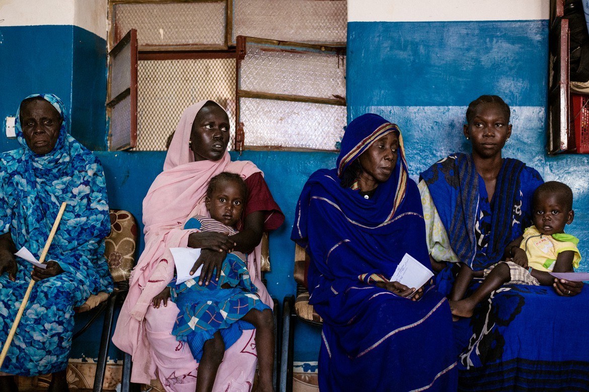 Women waiting to receive medical care at the clinic in the South Sudan Red Cross compound. ©Alyona Synenko/ICRC
