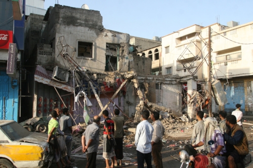 A lull in fighting allows residents to trickle out of their homes to inspect the damages inflicted on their neighborhood overnight. Anees Mahyoub/ICRC
Bitmap