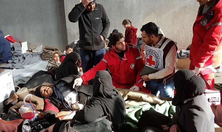Syrian Arab Red Crescent workers provide emergency medical care to people fleeing from Aleppo. ICRC / Sana Tarabishi