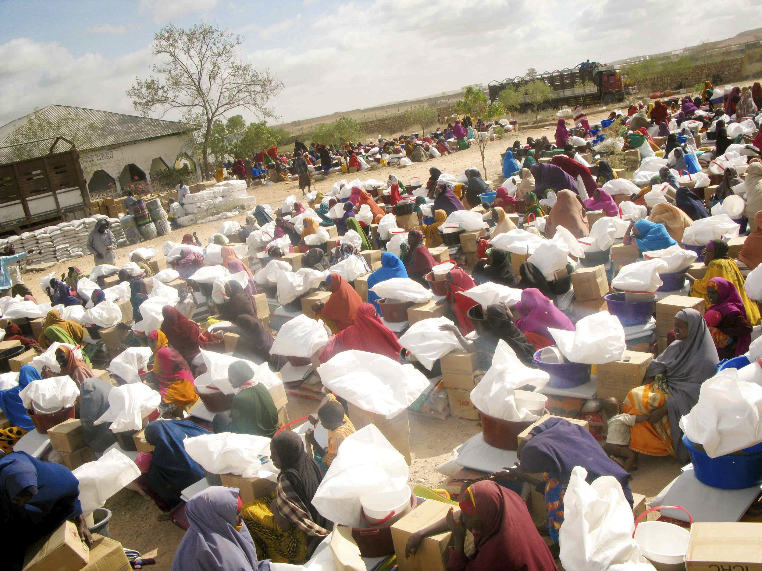 Beletweyne district, Eljale village. The ICRC and the Somali Red Crescent Society distribute emergency assistance to more than 30,000 people to alleviate the effects of the flood. Women receive food - such as rice, oil and beans - blankets, mosquito nets and hygiene kits.