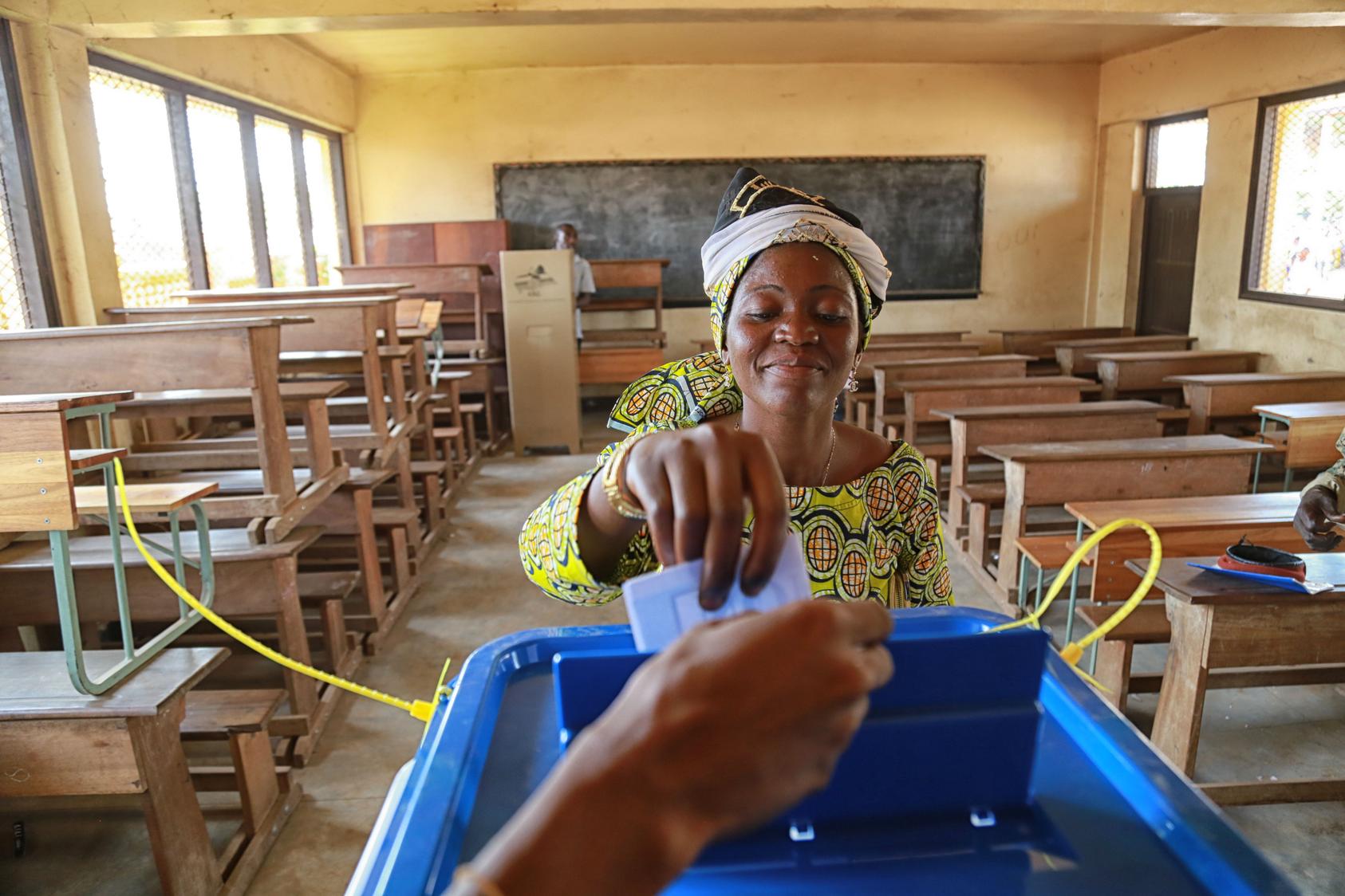 A voter casts her ballot in the PK5 area of the capital Bangui during the referendum. Photo Courtesy of U.N. Photo/Nektarios Markogiannis