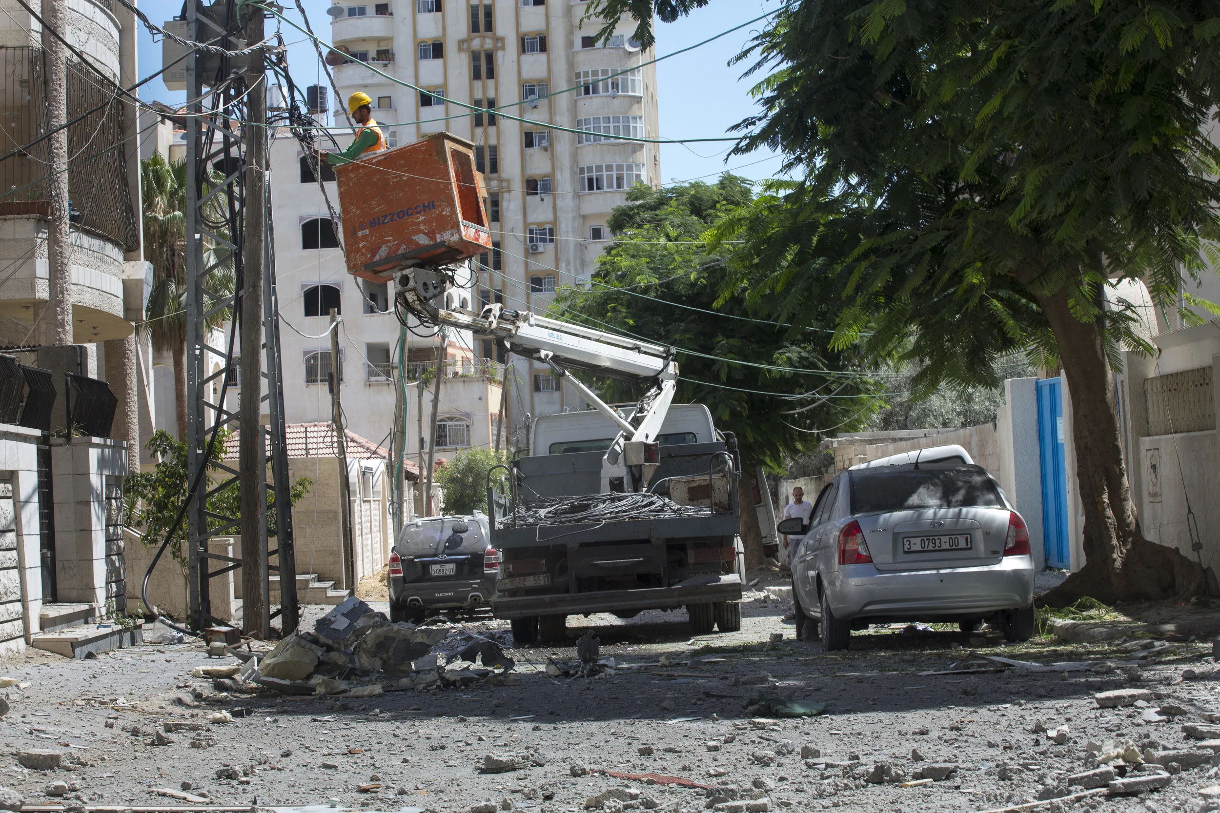 Back in 2014, technicians tried to fix the damaged electricity infrastructure after an Israeli bombing. Since April 2016, electricity has been considered a luxury following the shut down of a plant when fuel ran out. 