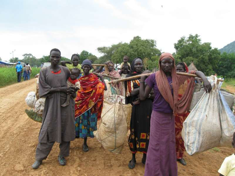 Sudanese refugees from Blue Nile state cross into western Ethiopia through the Kurmuk border crossing. Photo: UNHCR/P.Rulashe