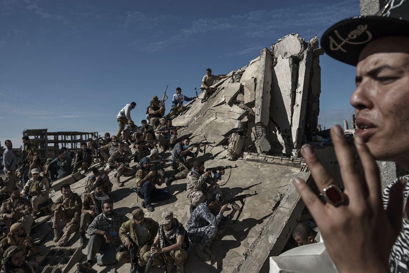 Fighters affiliated to the Libyan government take aim at IS positions in the Al Jiza neighborhood of Sirte. Alessio Romenzi