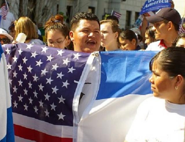 flickr 126818291_a2ffb2c268_o-marcha12-oneman_two flags-luigi de Guzman.jpg