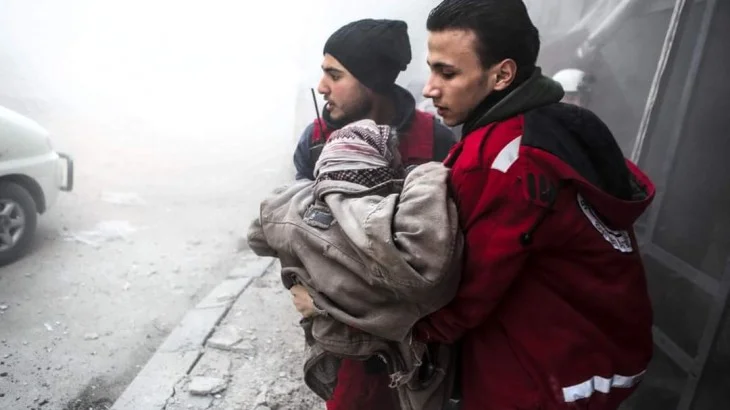 Volunteers from Syrian Arab Red Crescent Society rush to provide medical aid. ICRC