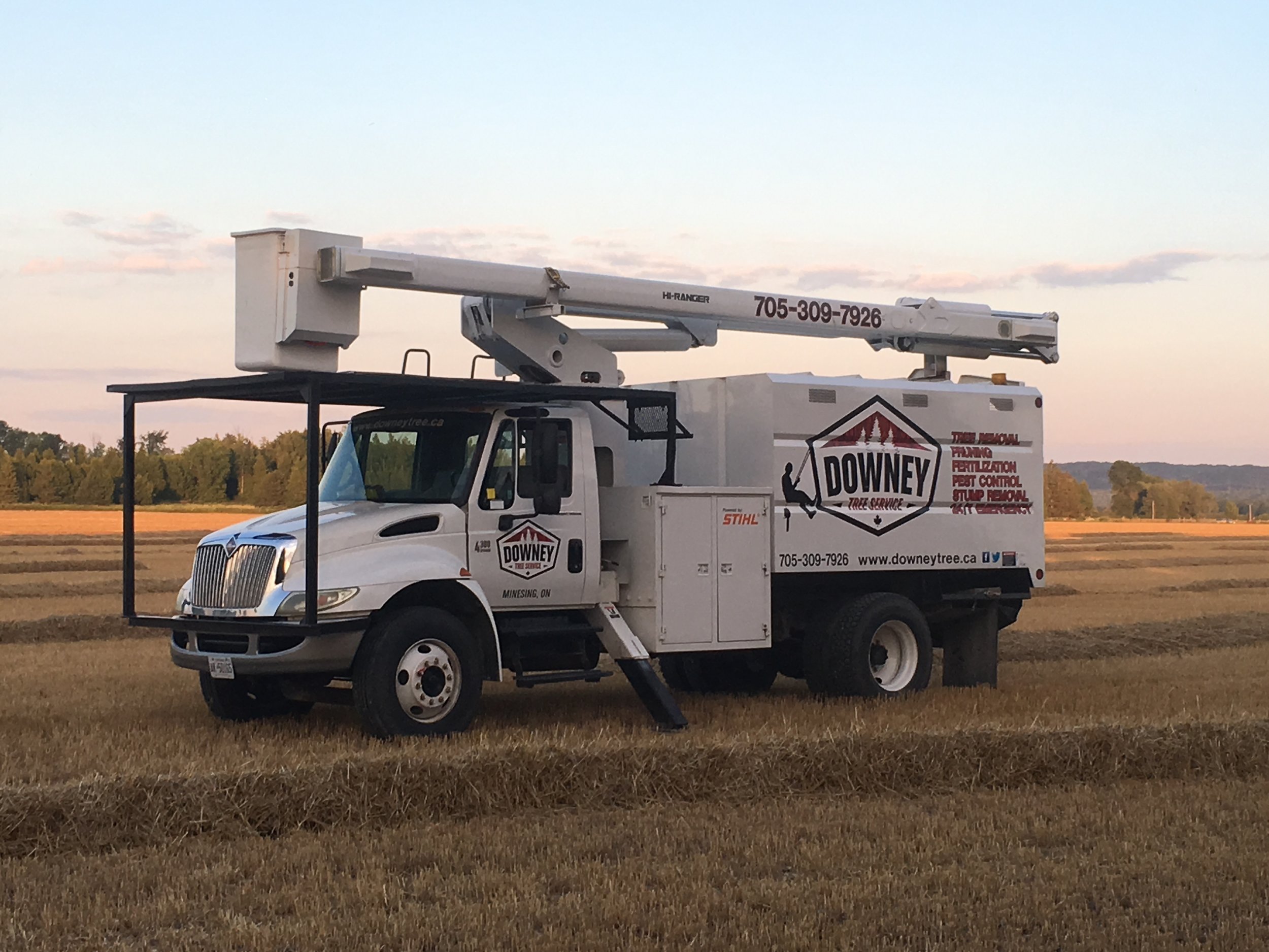 International 4300 with Hi-Ranger Lift