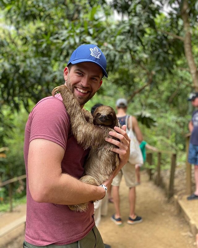 Taking a break from the tree-grind with @vickieanned , and figured I&rsquo;d better get some climbing tips from Roatan&rsquo;s finest climbers.. 🐒🌳
.
.
Such a wicked day. Now I want a sloth 🤷🏻&zwj;♂️ .
.
#roatan #vacation #sloth #parrots #downeyt