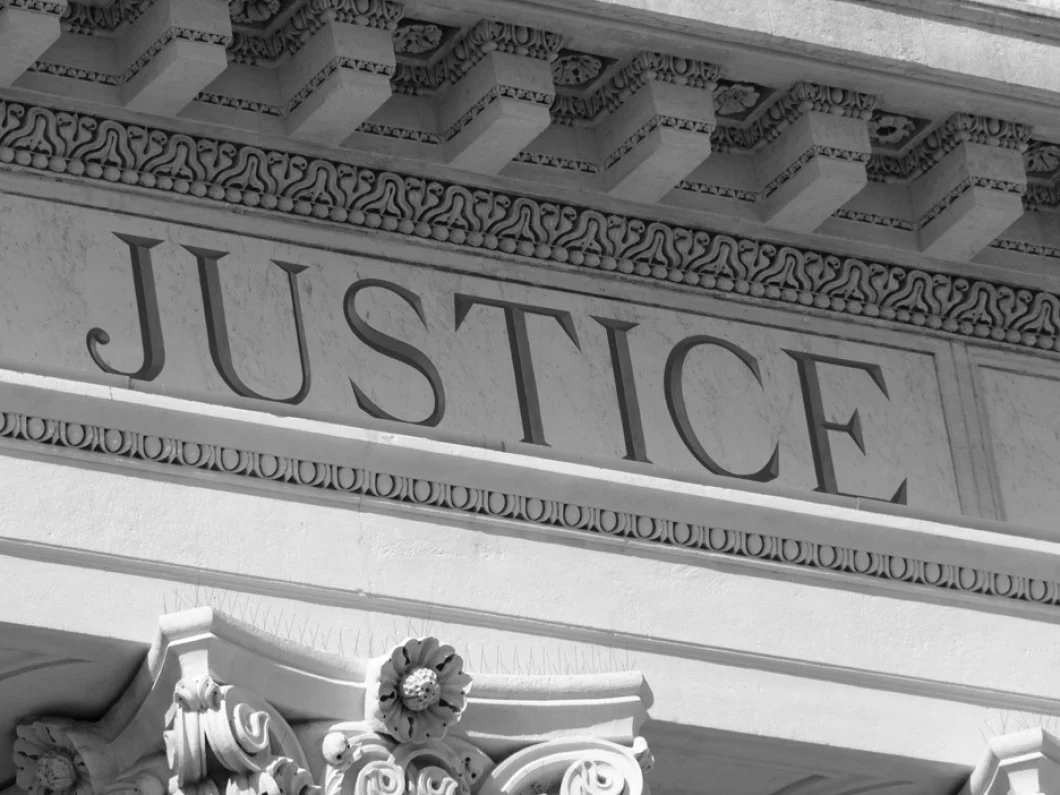 justice-engraved-on-courthouse-43785601.jpg