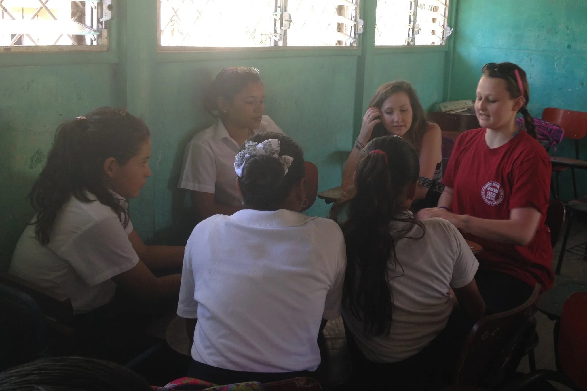 Vanderbilt volunteers talk with students about what makes a "healthy plate"