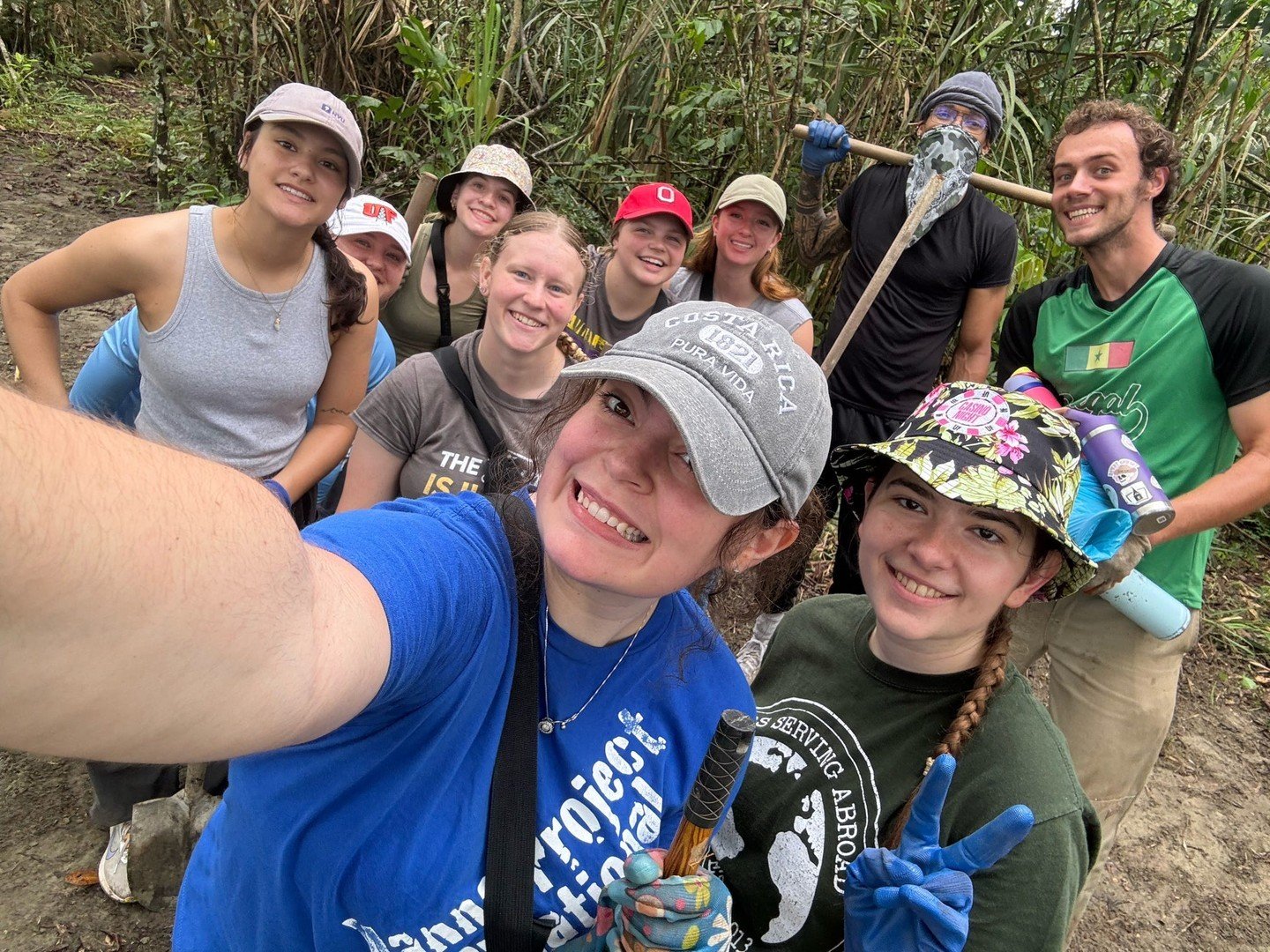 We were so grateful to have the Oilers Serving Abroad (OSA) group from @ufindlay return to Shandia this year after being some of the first volunteers on site in May of 2023. A group that always brings incredible enthusiasm and energy to the site, we 