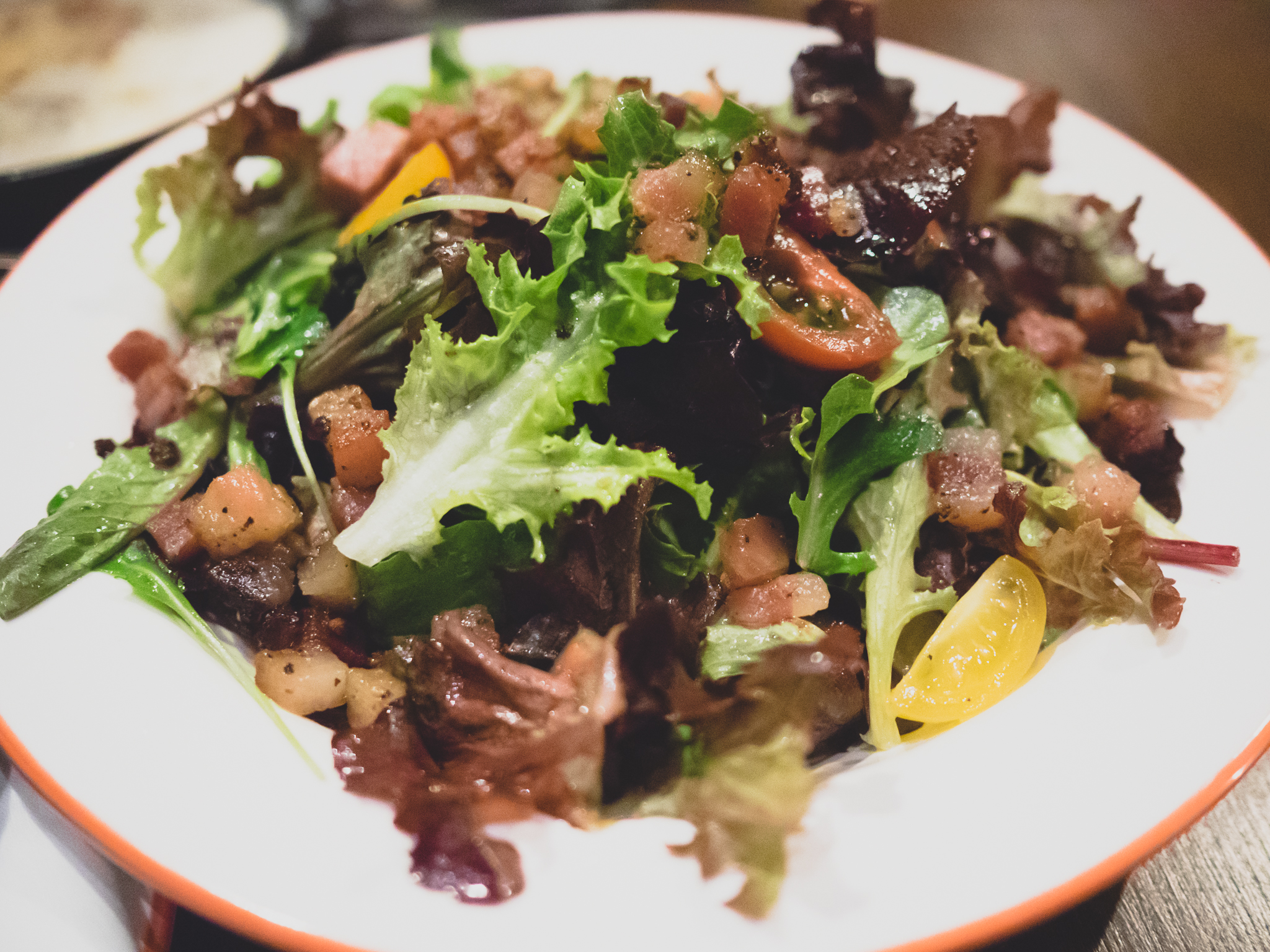 bacon and cherry tomato salad .