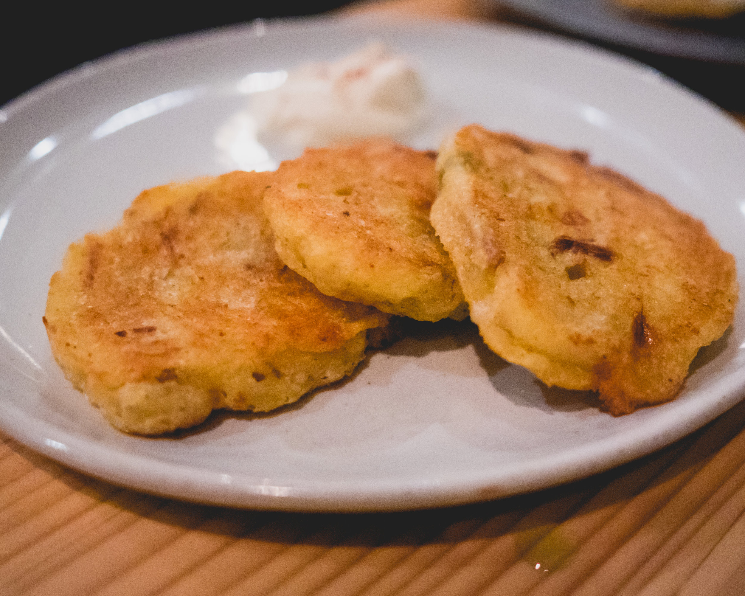 (dimsum) corn johnny cake , confit pork, deer creek chddar, nuka green beans, creme fraiche.