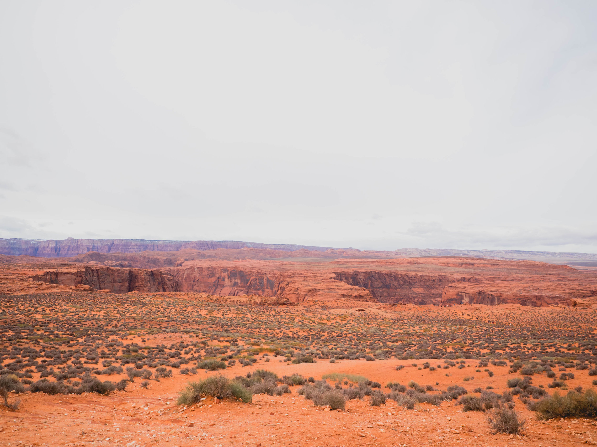 approaching horseshoe bend from the parking lot.
