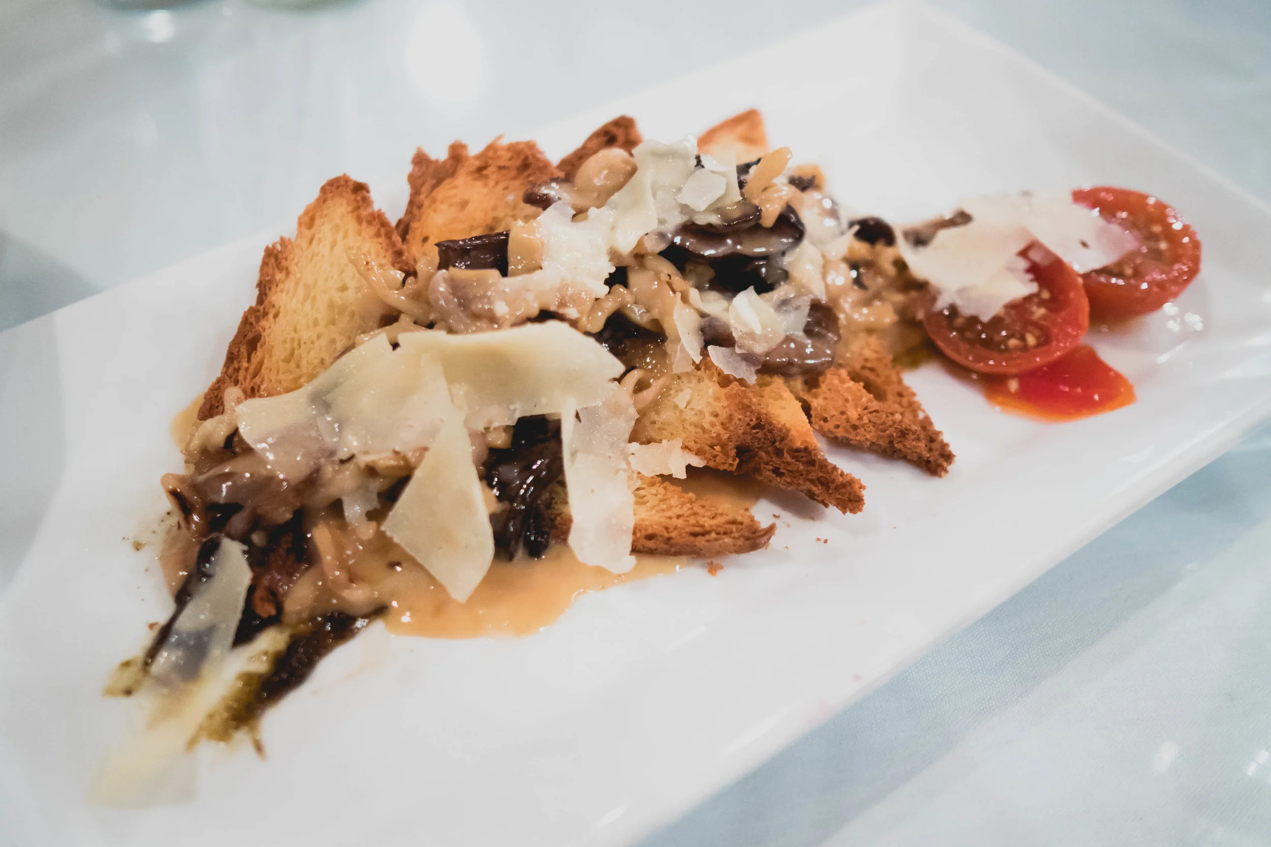 razor clams , washington mushrooms, green onion marmalade, tomatoes, thyme buerre blanc, crostini.