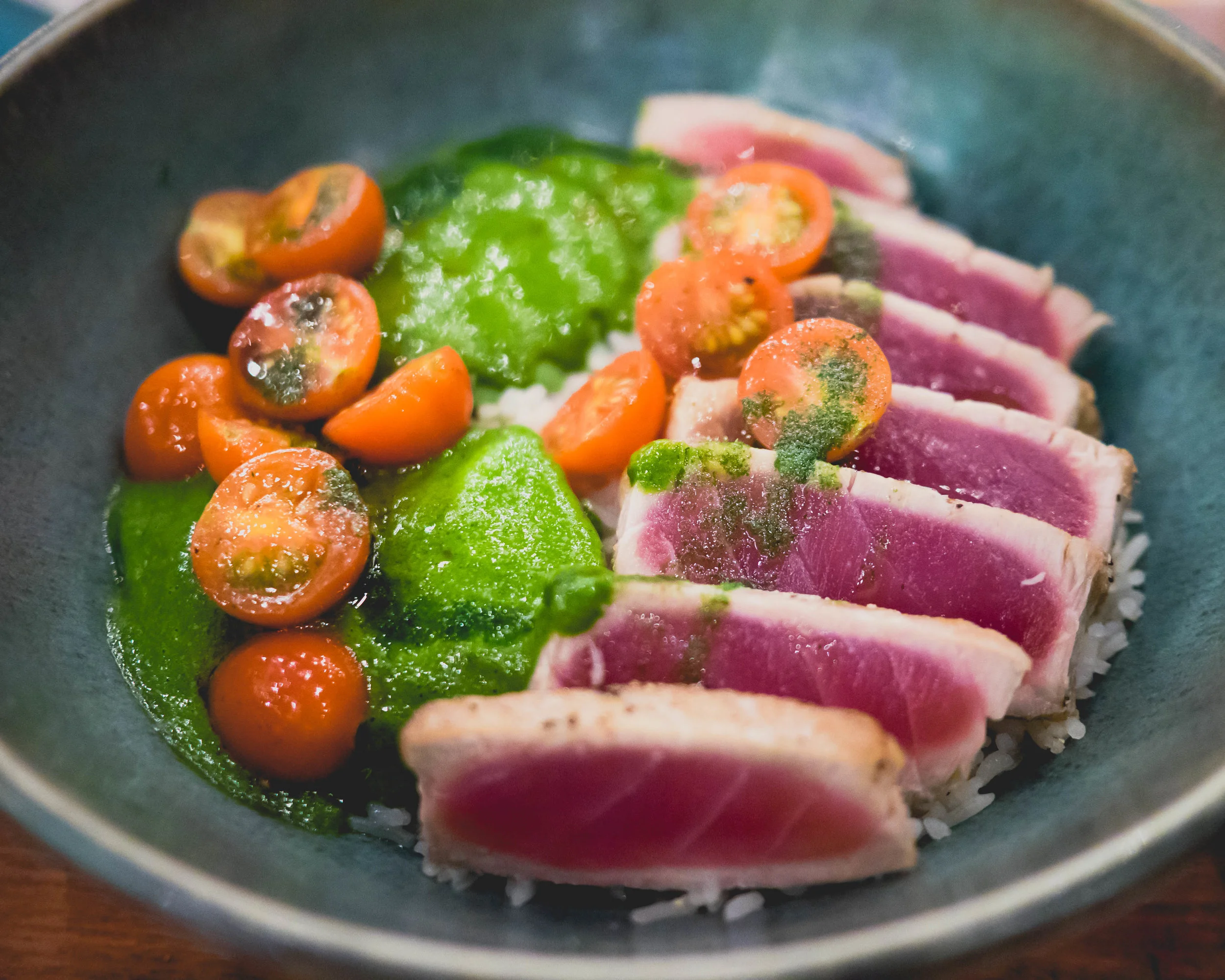 baja tuna , ginger rice, avocado, cilantro, cherry tomatoes.