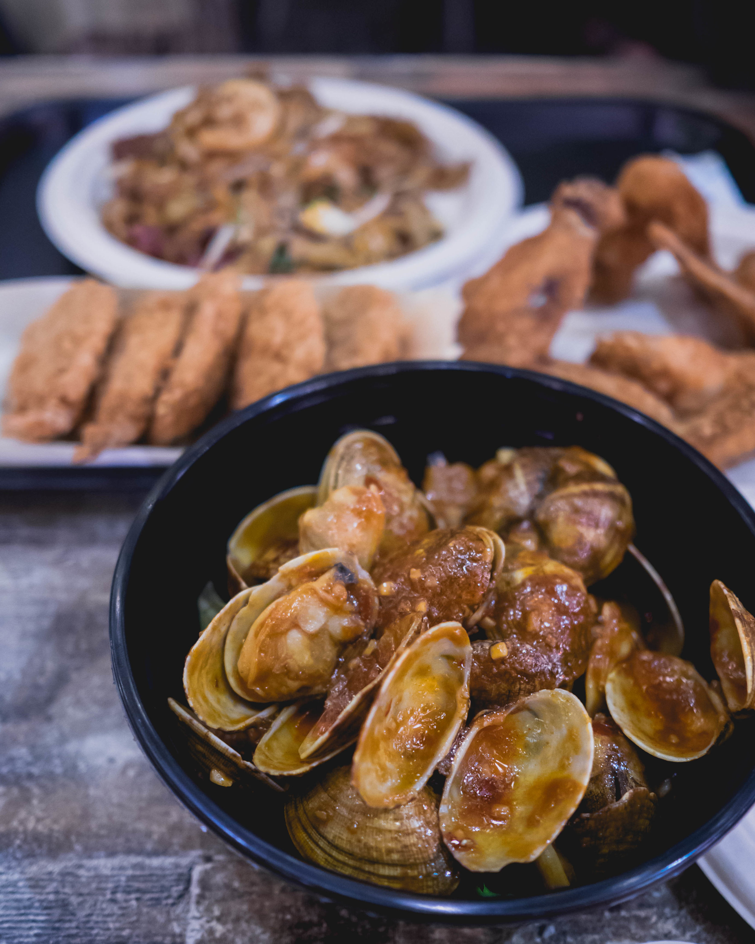 char koay tiew, fried prawns, fried chicken wings, pipis in black bean sauce from old jim kee .