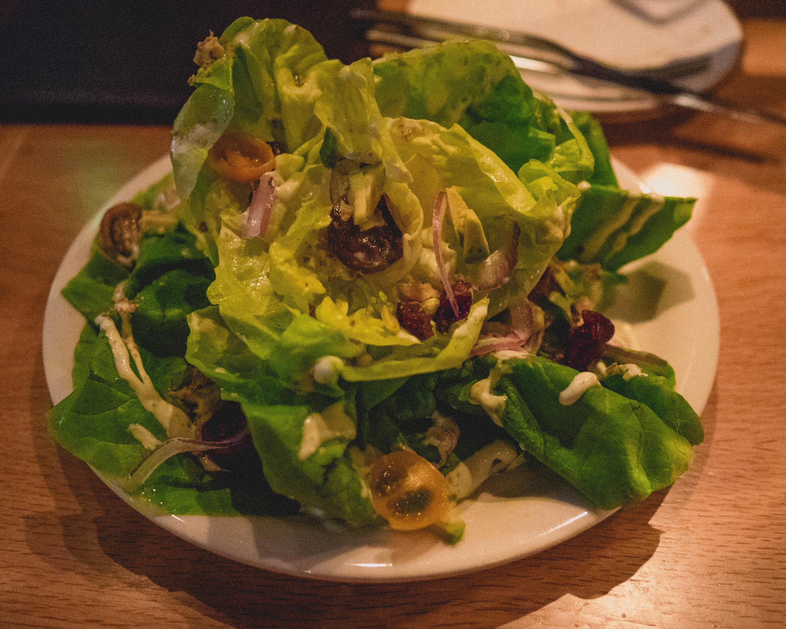butter lettuce , avocado, heirloom tomato, red onions, candied walnuts, dried cranberries, creamy tarragon dressing.