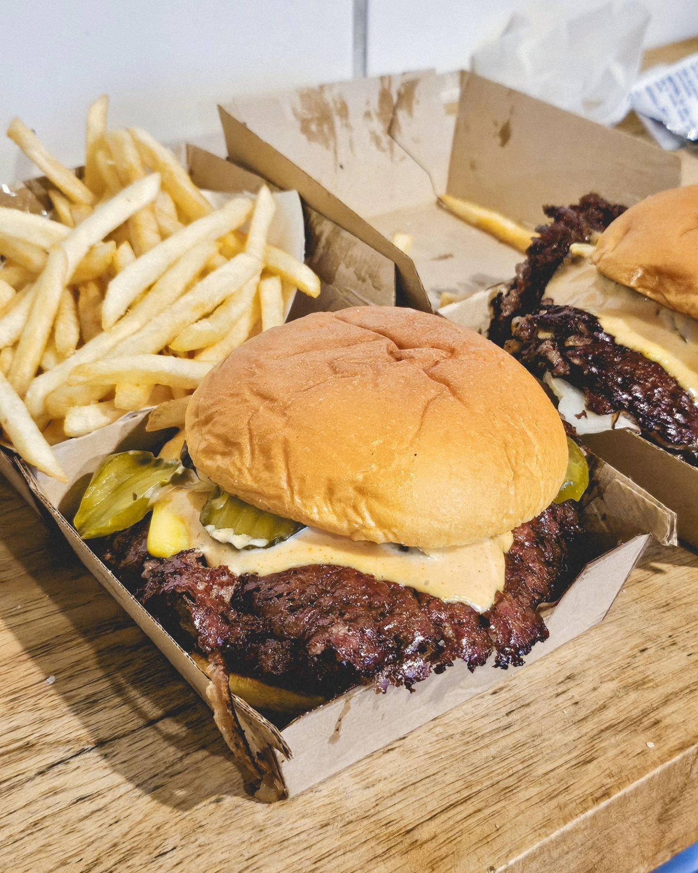 back on my shit. i had no idea there was such a damn good smashburger so close to home. look at those crispy freaking edges. 💯🍔🤤✨✌🏻 #jennLAeats