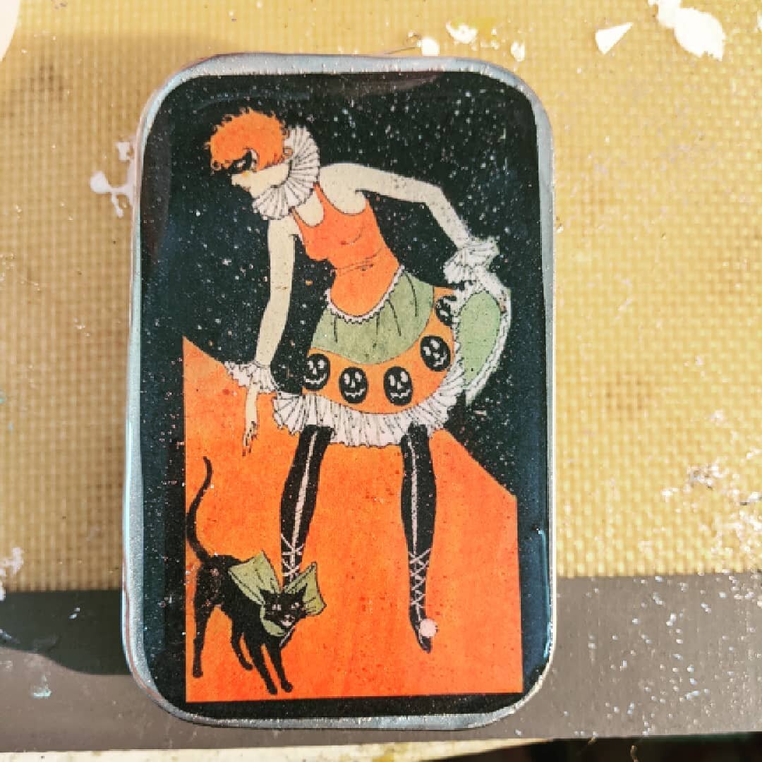 I thought I was done with resin when I gave up jewelry, but it makes an excellent finish for magnet gift box sets.
#magnets #resin #flappers #1920s #1920sfashion #workinprogress #halloween #greengrackle
