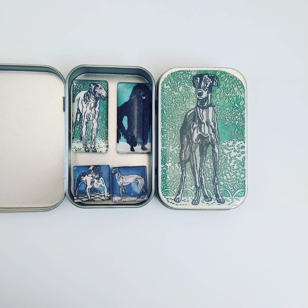 I'm very biased to cats, so I went out of my way to make some dog content. Postcards by Moriz Jung from the Wiener Werkstatte..
#dog #artnouveau #weinerwerkstatte  #magnets #tintbox #greengrackle