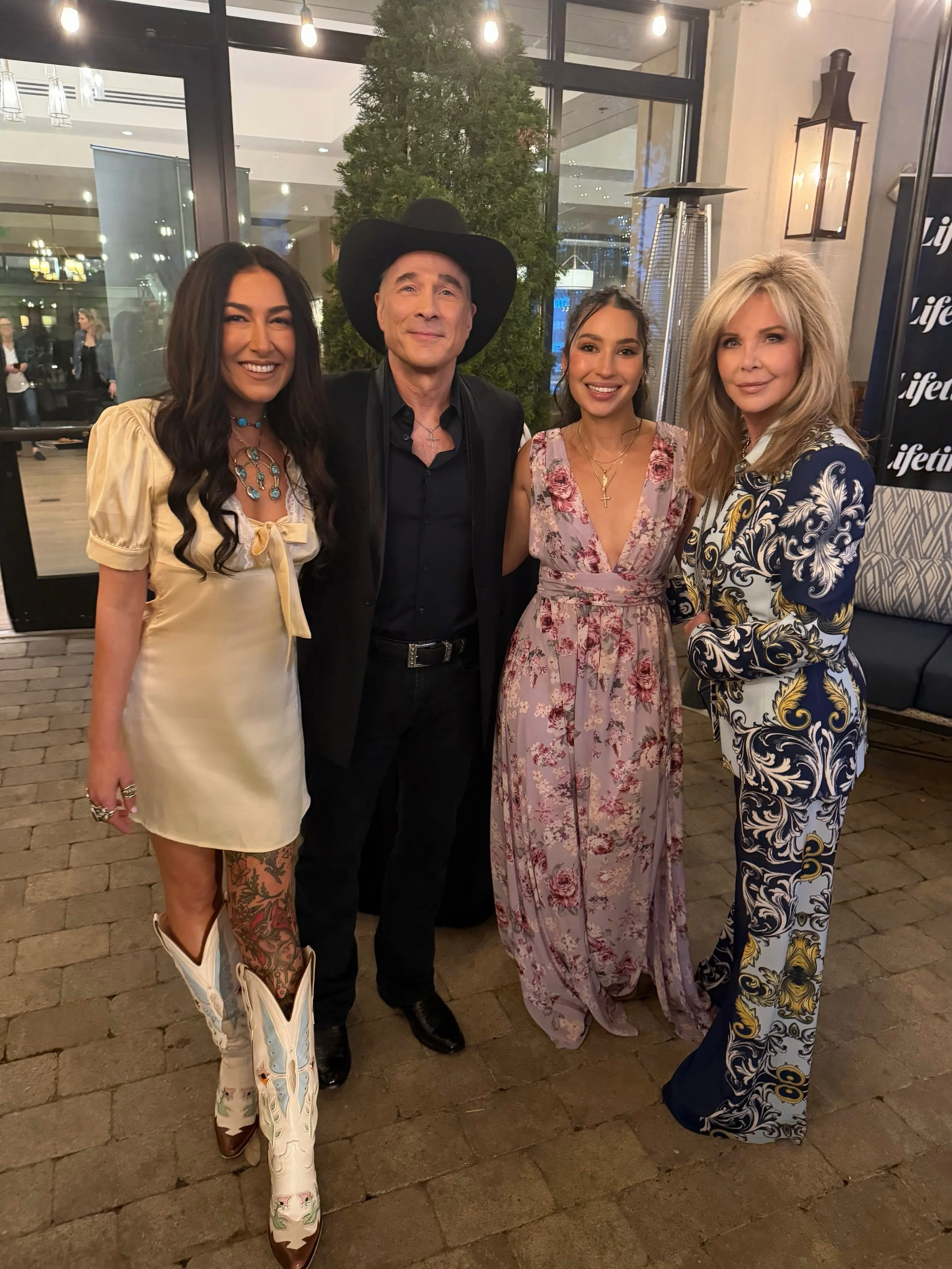 Movie night but make it country 🤠 we red carpeted, we met @clintblack and we ate all the snacks #movienight #countrymusic