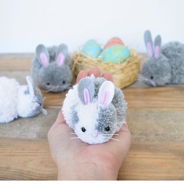 Happy Monday guys! 💕 
I made these pompom bunnies for my niece and nephew last year. Such a cute idea!

I followed a free tutorial from the blog ikatbag.com (July 2014 Bunny Party)

___________________________✍️
#bunnyparty #happyeaster #eastersunda