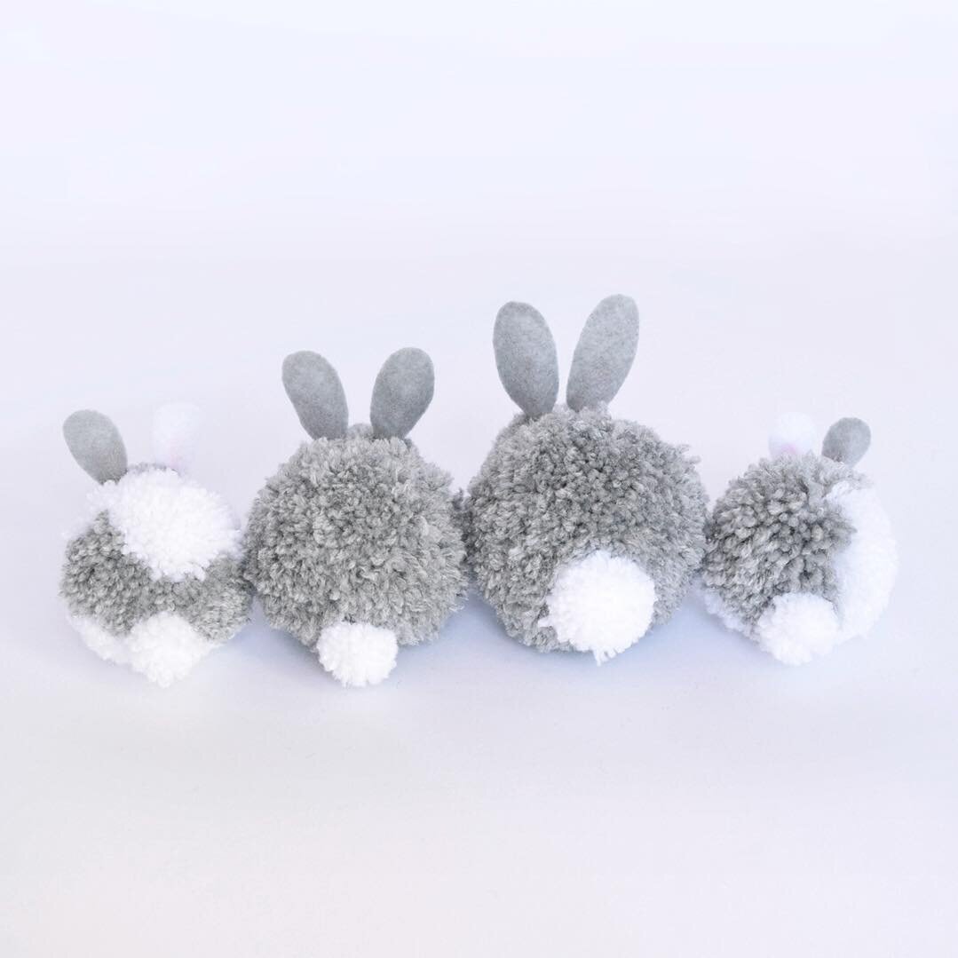 Bunny butts! 😍
.
.
Tutorial for these pompom lovelies can be found here: ikatbag.com (July 2014 Bunny Party)
.
.
.
.
#easterbunnies #pompom #pompombunnies #bunnies #pompomart #pompomcraft #craftersofinstagram #crafters #makersgonnamake #makersofig #