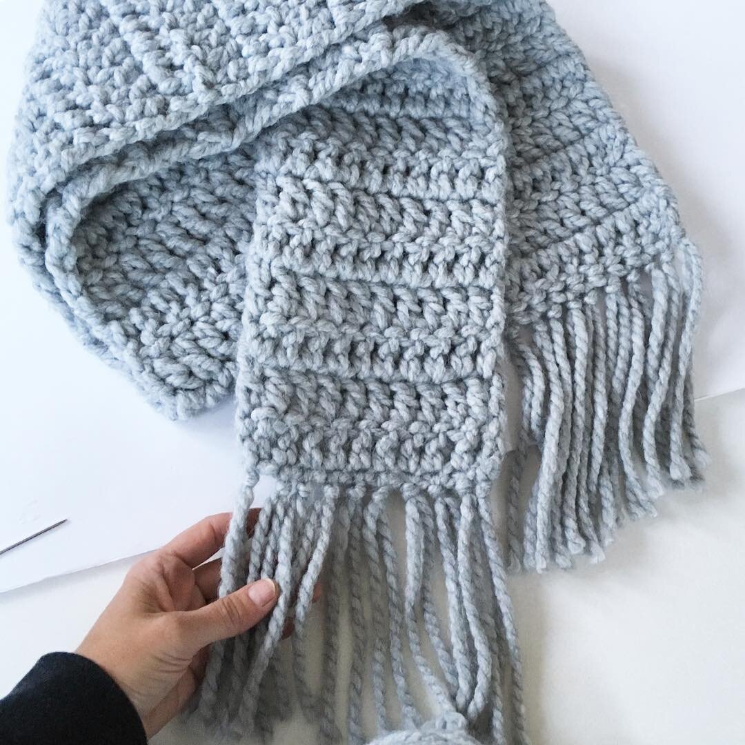 Chunky fringe scarf I made today. I have tons of yarn and seriously need to destash so thinking up super beginner friendly kits to make with it all. .
.
.
.
.
#chunkyknits #chunkycrochet #chunkyscarf #fringe
#seriouslychunky #cygnetyarns 
#texture #y