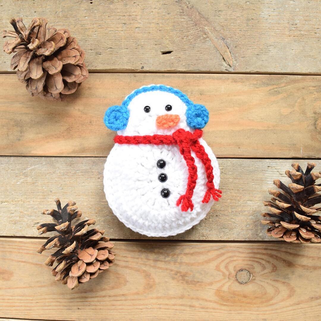 Heya from this little guy! 💕⛄️ Pattern by @repeatcrafterme .
.
.
.
#xmascrochet #holidaymakes #festivecrochet xmasmakes #xmascrafts #crochet #crochergirlgang #craftastherapy #crochetersofinstragram #makersofinstagram #craftersofinstagram #makersvill