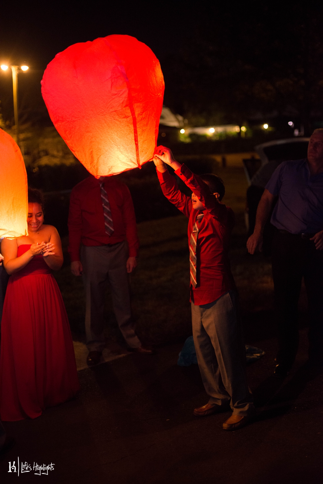 &nbsp; &nbsp; &nbsp; &nbsp; &nbsp; &nbsp;Guests released sky lanterns into the night sky as a symbol of well wishes for the bride and groom
