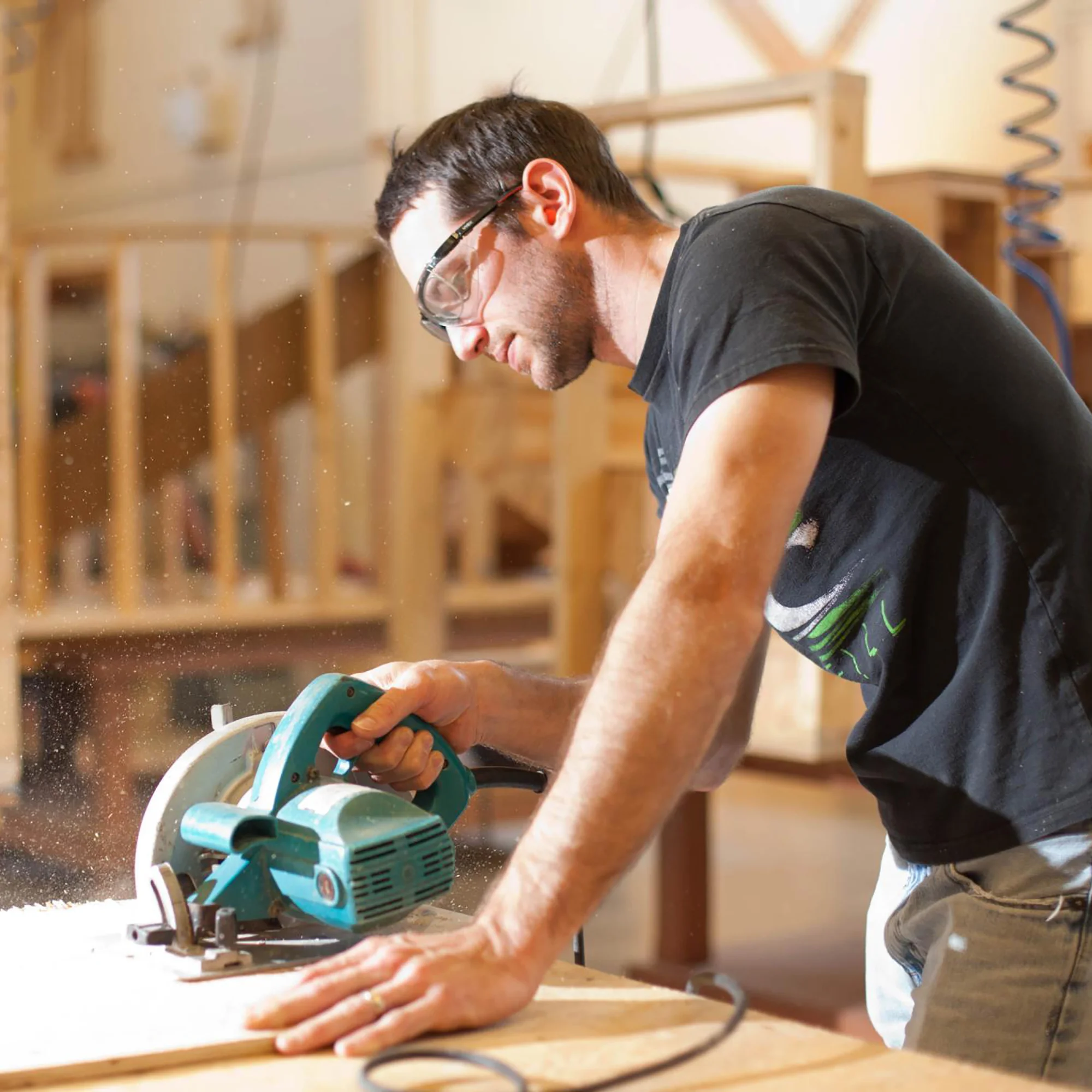 Человек рабоющим с деревом. Столяр нужна работа. Столяр плотник. Профессия столяр плотник. Столяр нужна работа.