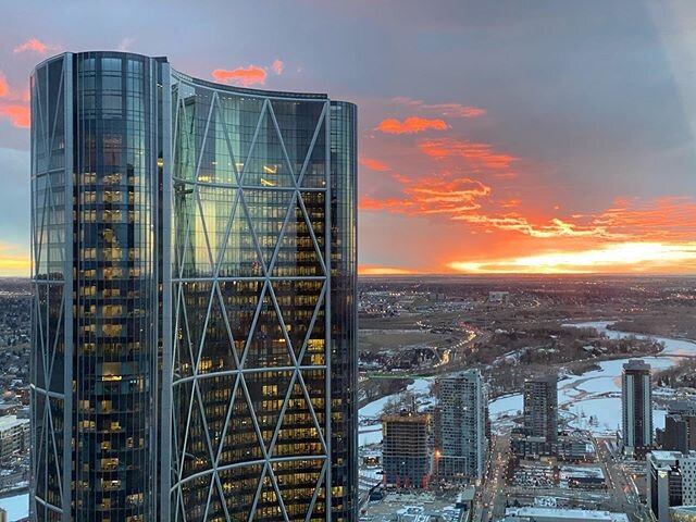 Only good thing about day light savings is getting to see this from the office for a few more weeks... otherwise we should can it...
🌇
#iphone11pro #yyc #calgary
#yycliving #sharecalgary #captureyyc
#calgaryliving #calgaryisbeautiful 
#shareyyc #cap