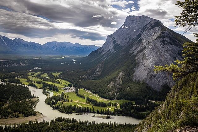 First time heading up Tunnel Mountain, definitely some of the best views of Banff.  Mount Rundle towering over the Banff Springs golf course.  Feels good to be a tourist again and fortunate to live close to the Rockies!
🏌️🏔
#travelAlberta #shareyyc