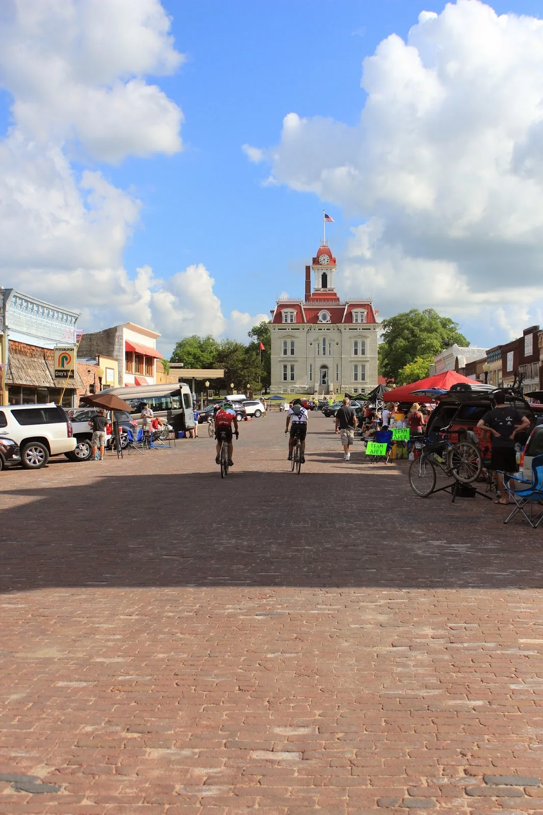 Leaving the last checkpoint after an hour break - with new goals.