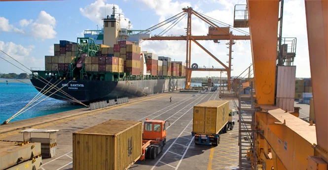 mu-container-ship-arne-hoel-wb.jpg