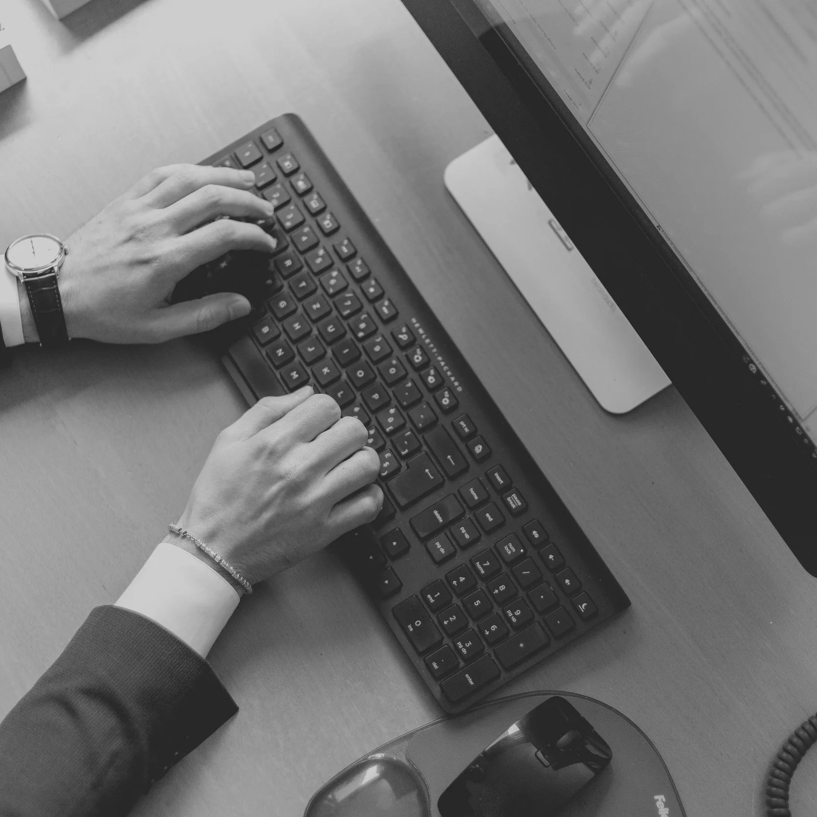 busy-computer-keyboard-hands-2058128.jpg