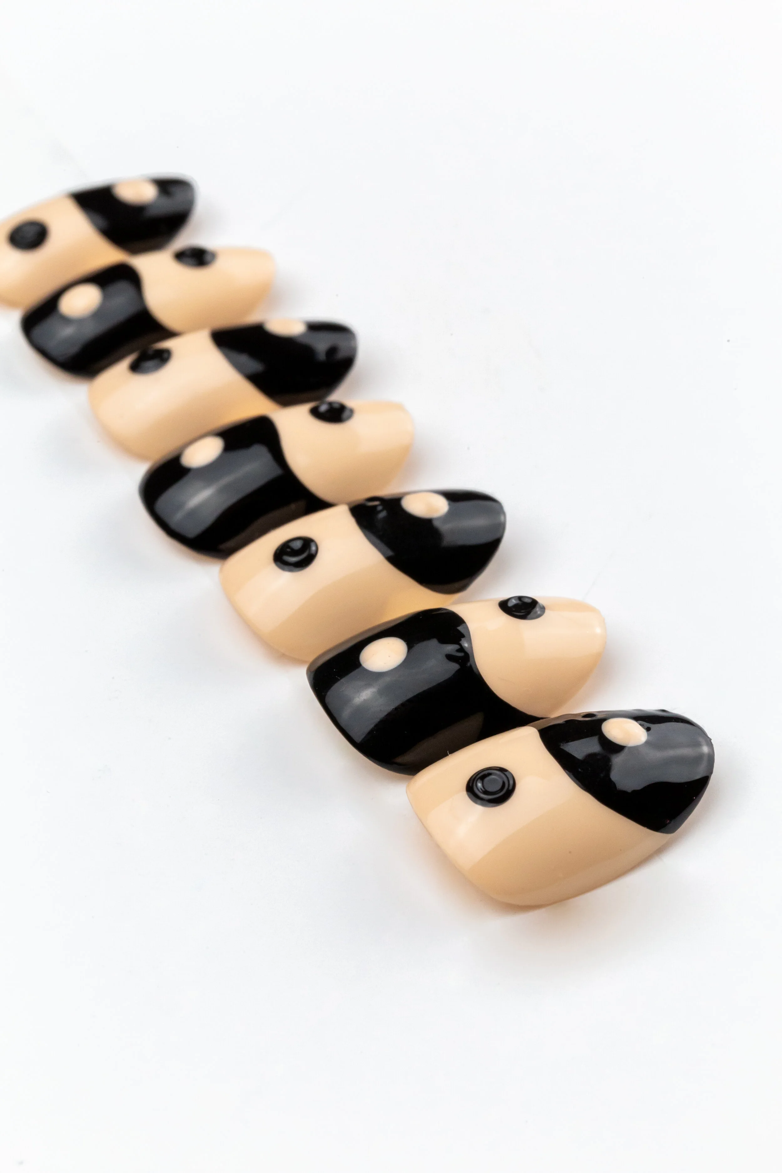 Yin & Yang Apres Gel-X Press On Nails (Round Short)