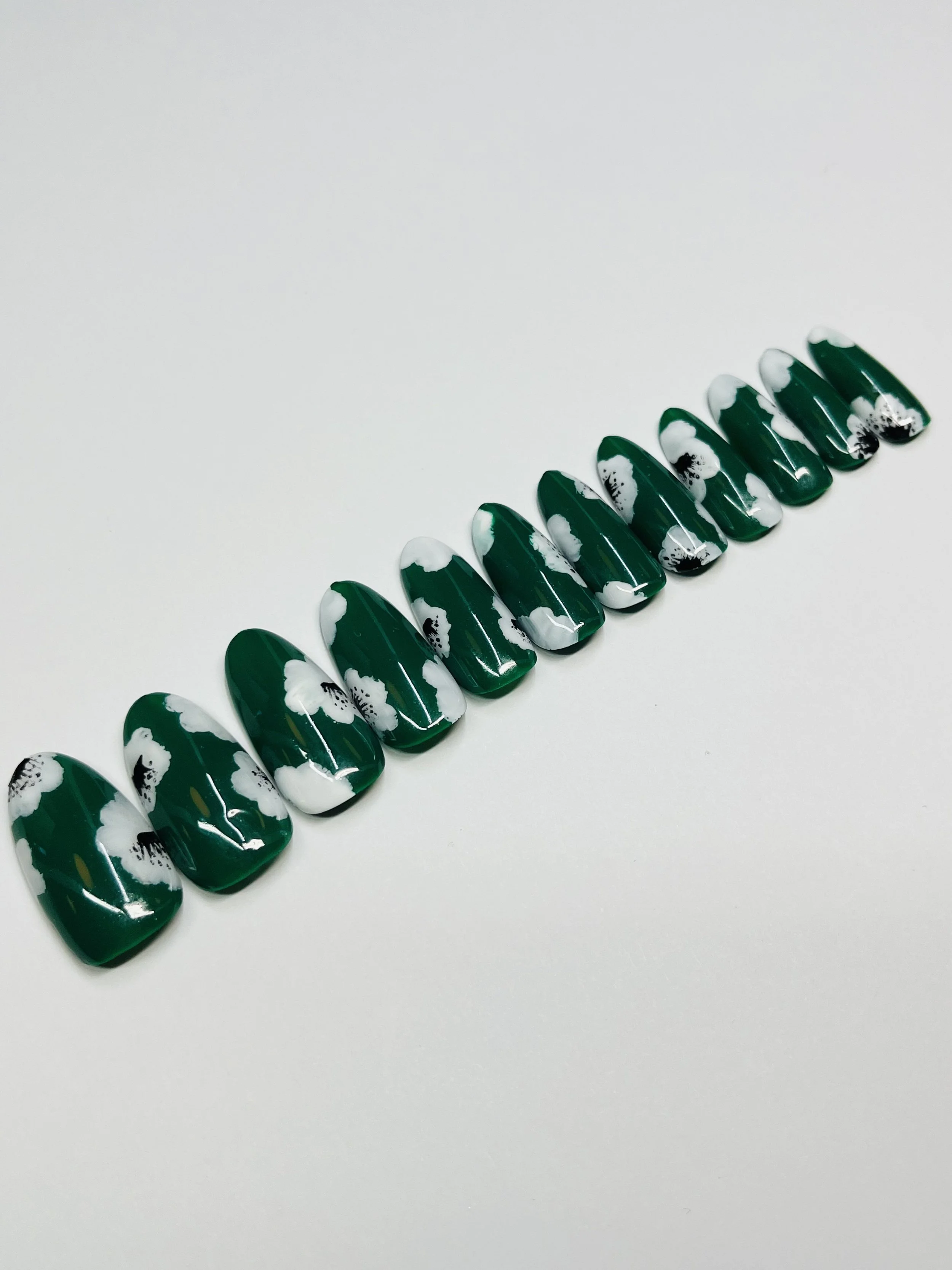 Florals Apres Gel-X Press Ons (Round Medium)