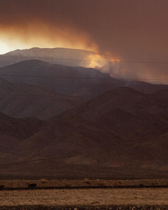 7:43PM, flames can be seen near Angel Peak in the Spring Mountain Range at Mount Charleston. Elevation in that area is around 8,400ft

#MountCharleston #SpringMountainRanch #Wildfire #AngelPeak #Nevada #MahoganyFire #Mountain