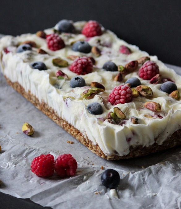 Frozen yoghurt cake via thelifeharvest.com
