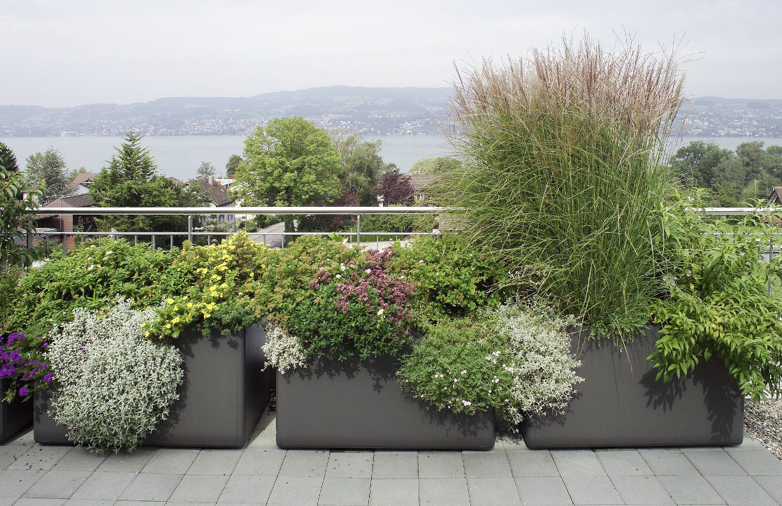 Planters designed by Willy Guhl To achieve a feeling of abundance, fill planters with a contrasting mix of plants.