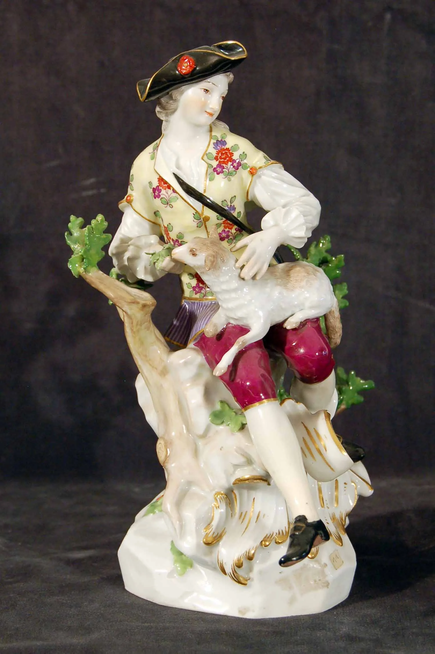 Porzellangruppe "Schäfer", Schwertmarke für Meißen, bunt stoffiert, einzelne Blätter beschädigt, 19. Jh. H: 22cm