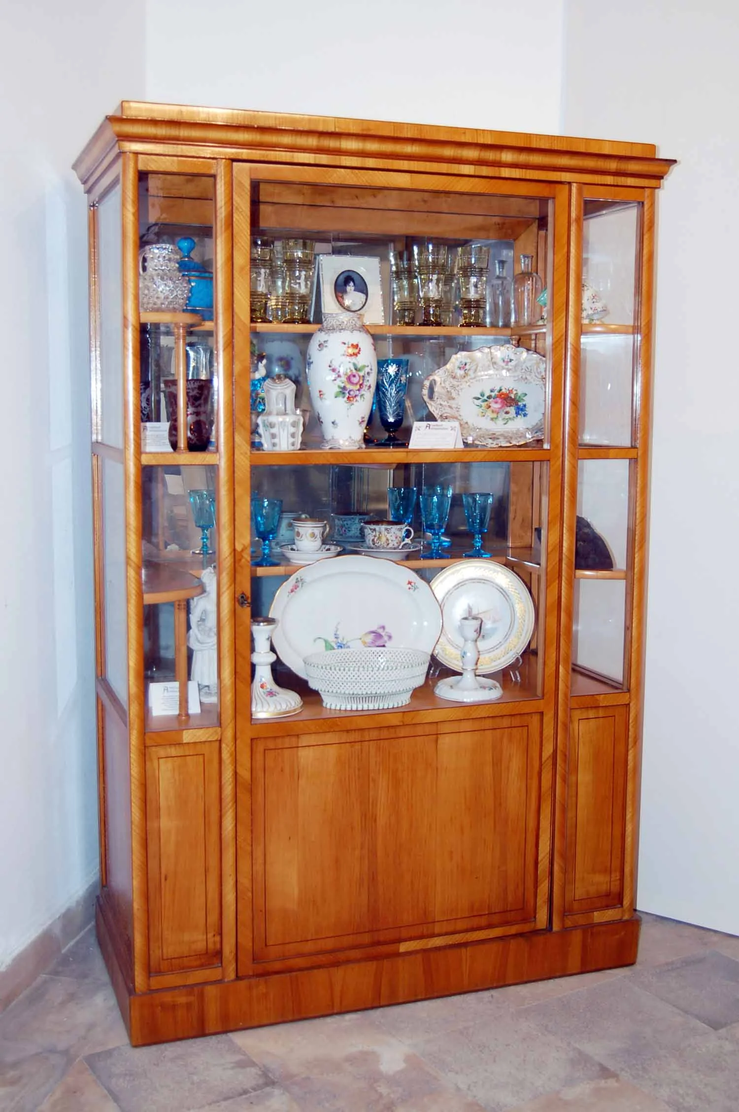 feine Biedermeier-Vitrine, wohl Wien um 1830, kirschfurniert innen Ahorn, guter Originalzustand