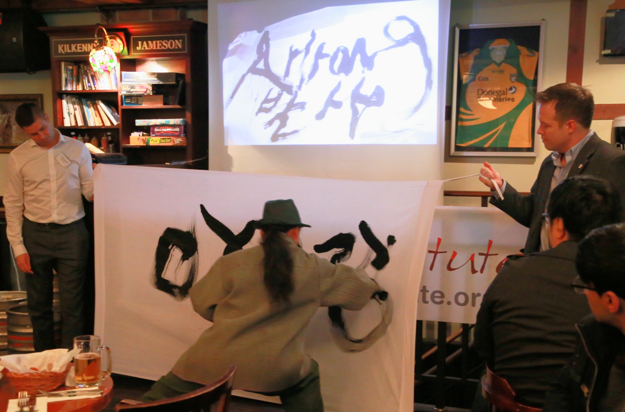 신평 김기상 provides a live art performance.