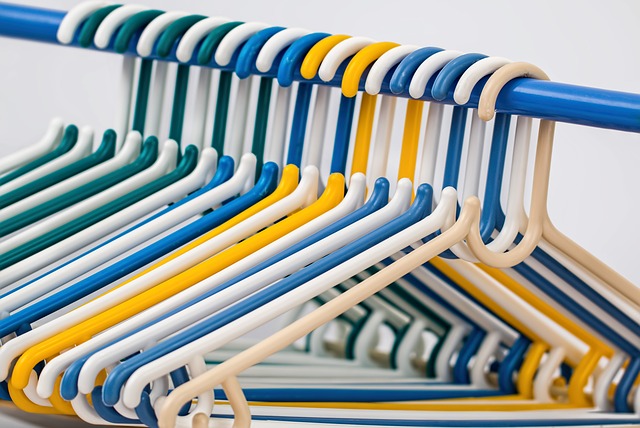 clothes-hangers-582212_640.jpg