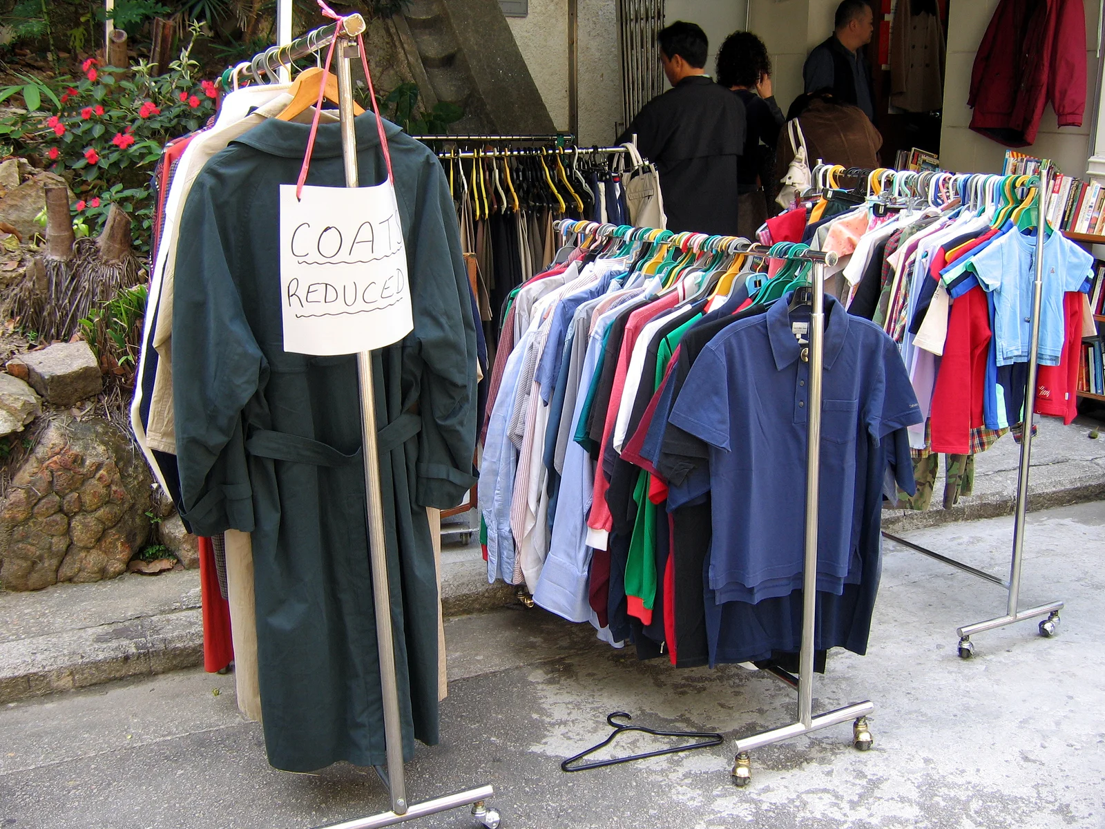 brandon-moving-storage-garage-yard-sale-tips-declutter.jpg